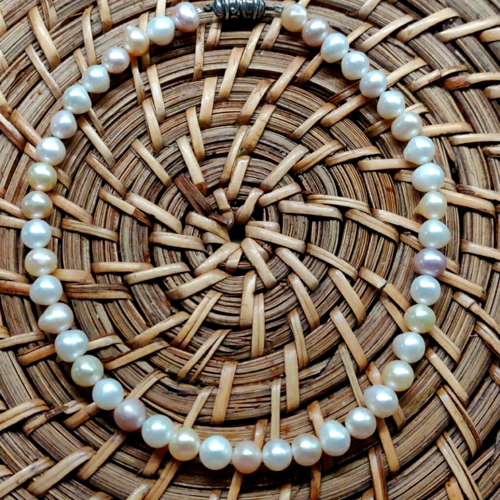 Faux pearl multi shade neckpiece